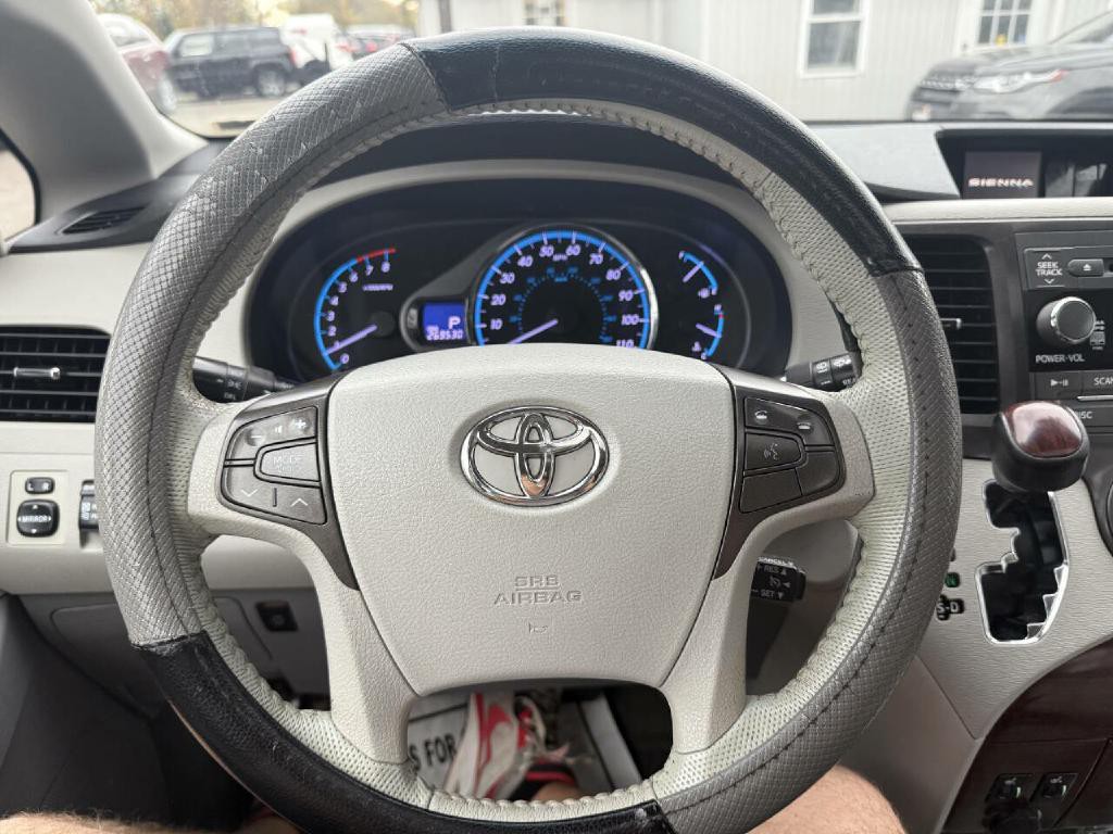 2011 Toyota Sienna Image 10