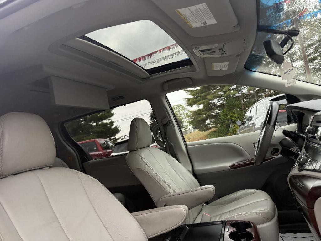 2011 Toyota Sienna Image 11