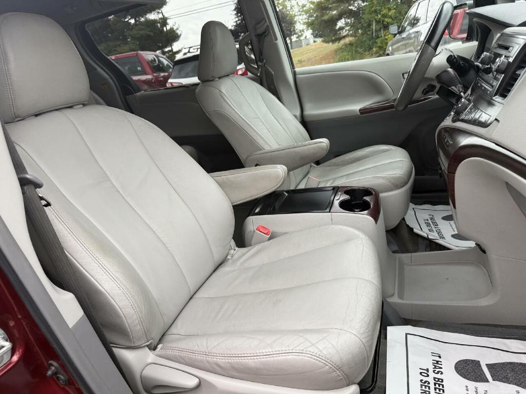 2011 Toyota Sienna Image 12