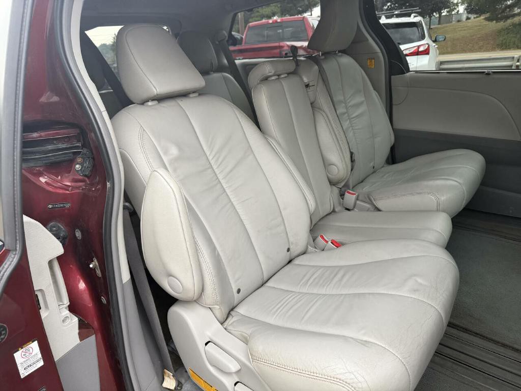2011 Toyota Sienna Image 13