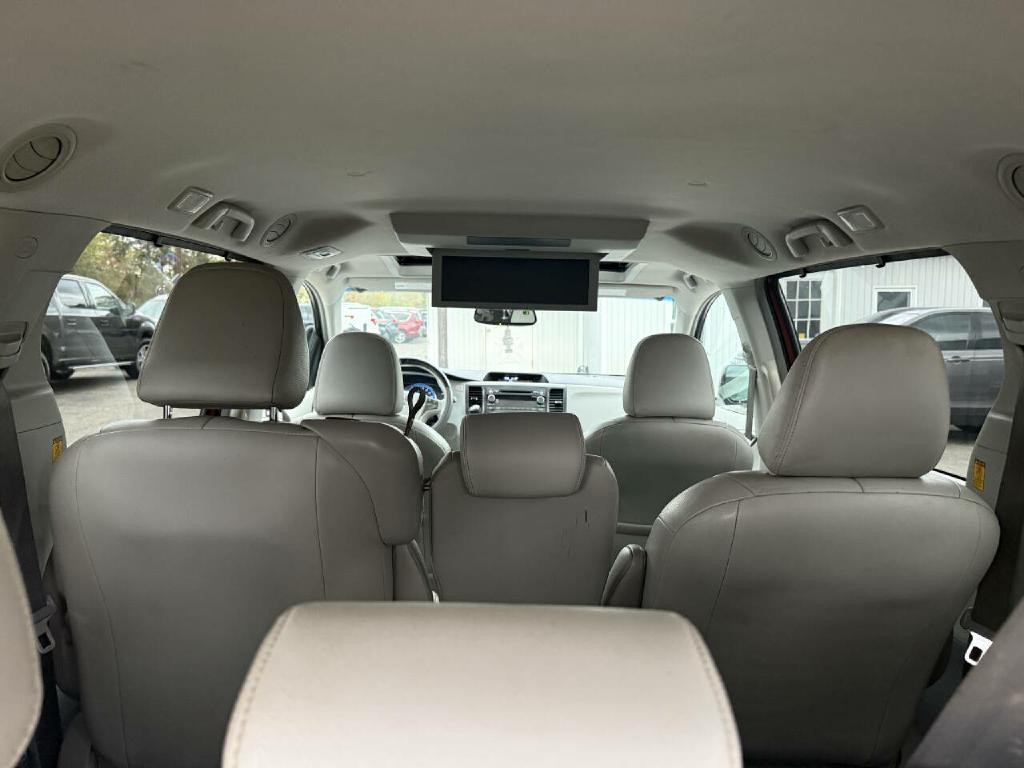 2011 Toyota Sienna Image 14