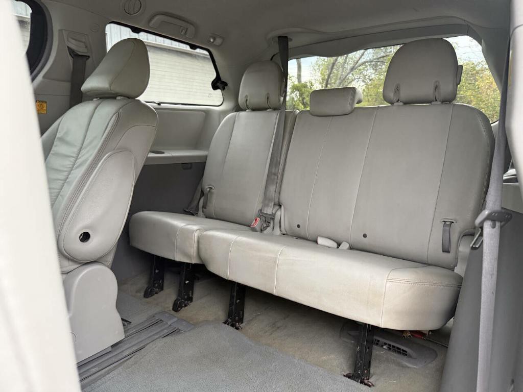 2011 Toyota Sienna Image 16