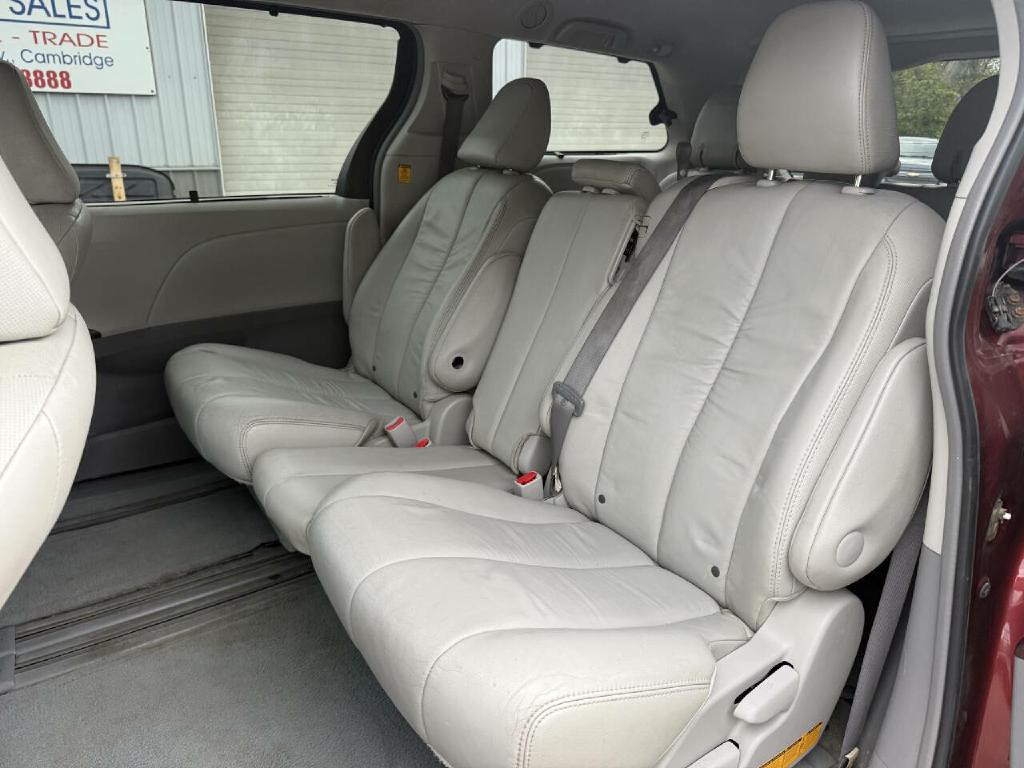2011 Toyota Sienna Image 17