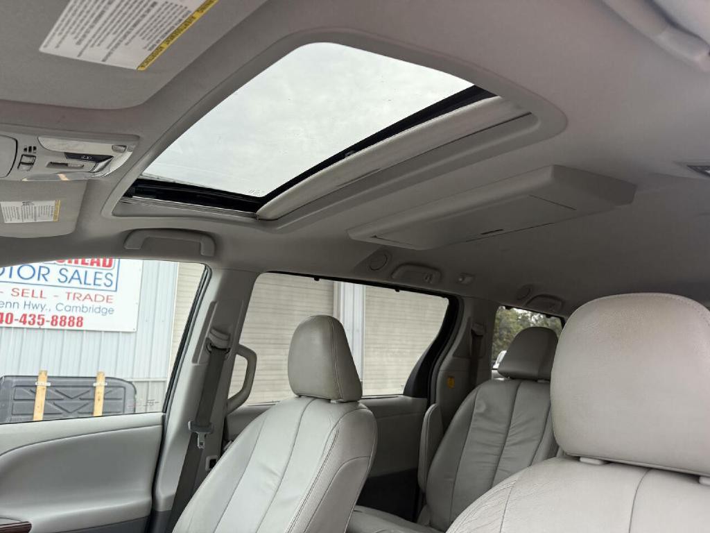 2011 Toyota Sienna Image 18