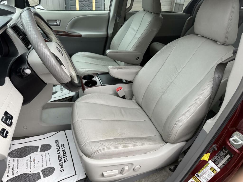 2011 Toyota Sienna Image 19
