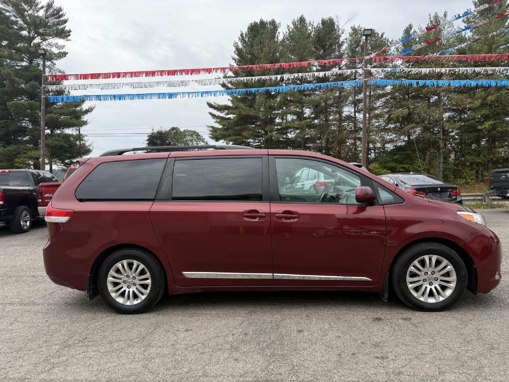 2011 Toyota Sienna Image 26