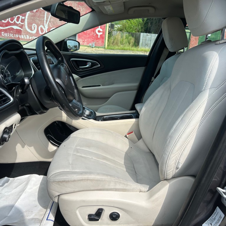 2015 Chrysler 200 Image 7