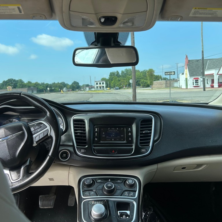 2015 Chrysler 200 Image 8