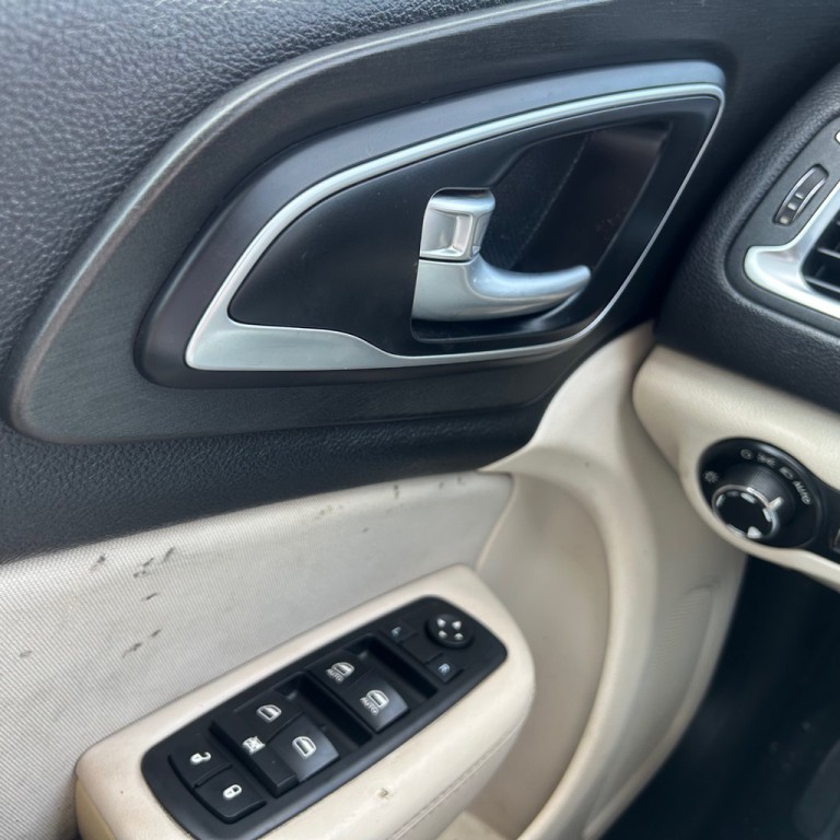 2015 Chrysler 200 Image 9