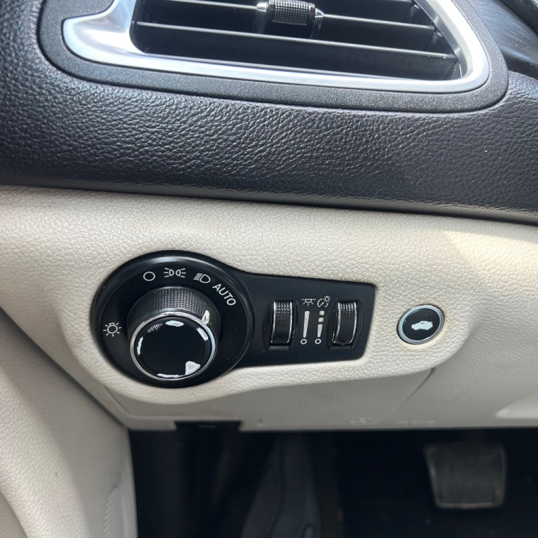 2015 Chrysler 200 Image 10