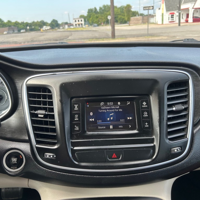 2015 Chrysler 200 Image 12