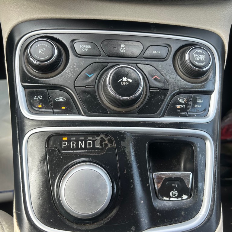 2015 Chrysler 200 Image 16