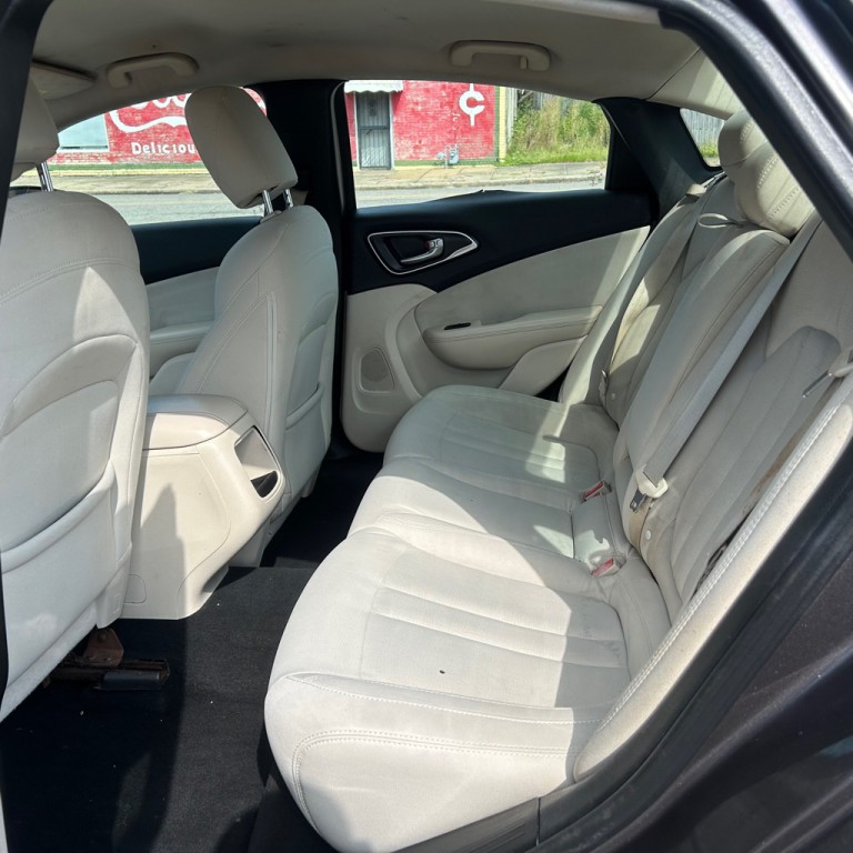 2015 Chrysler 200 Image 17