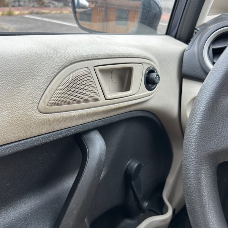 2013 Ford Fiesta Image 6