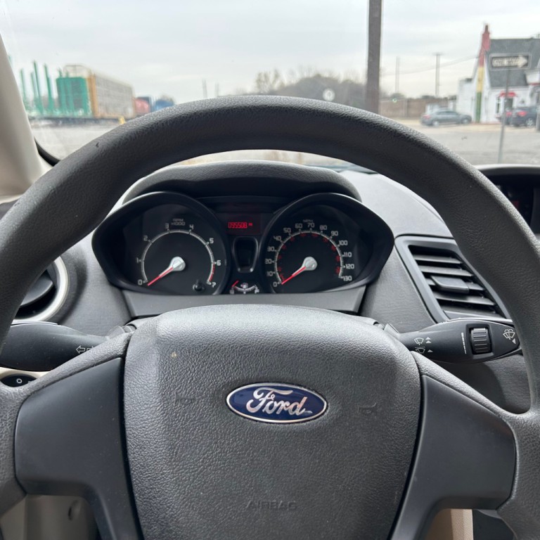 2013 Ford Fiesta Image 8