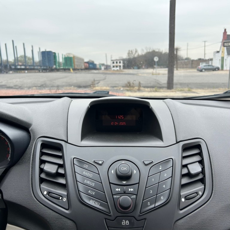 2013 Ford Fiesta Image 9