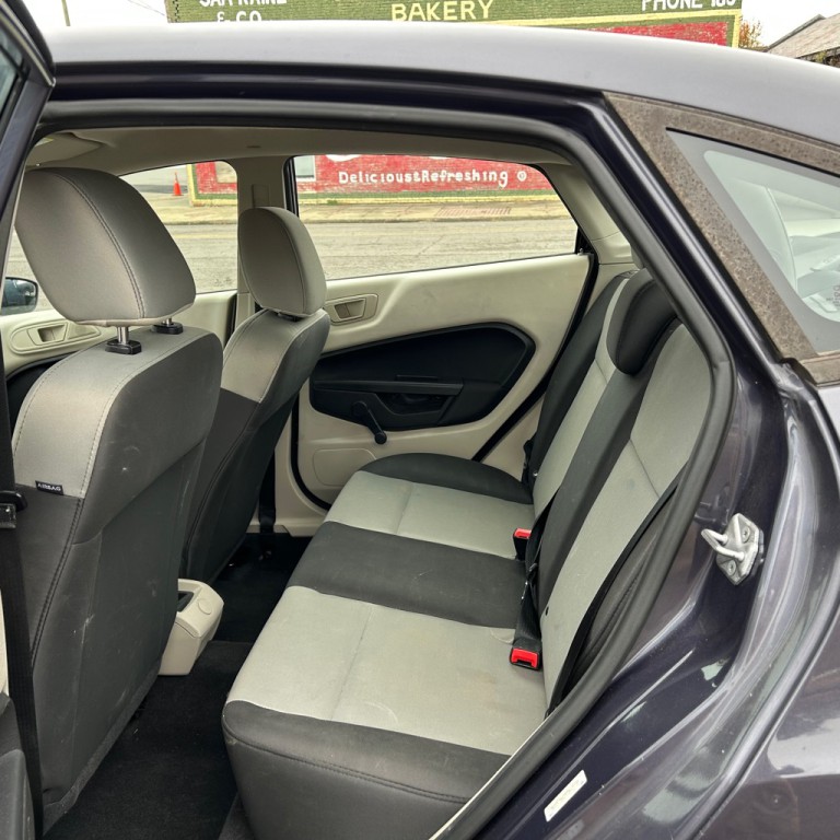 2013 Ford Fiesta Image 11