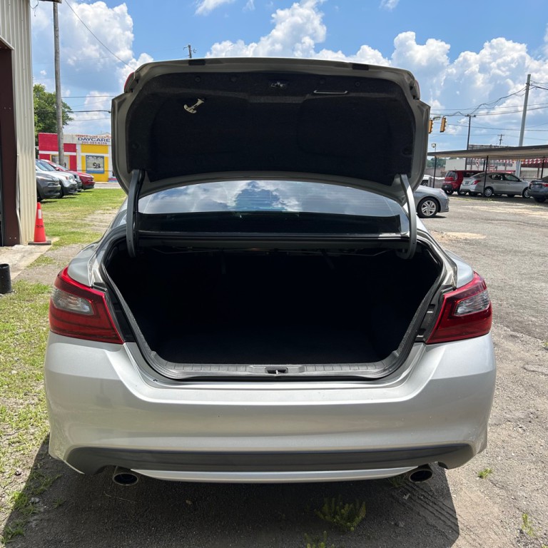 2017 Nissan Altima Image 18