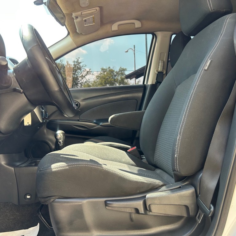 2016 Nissan Versa Image 4