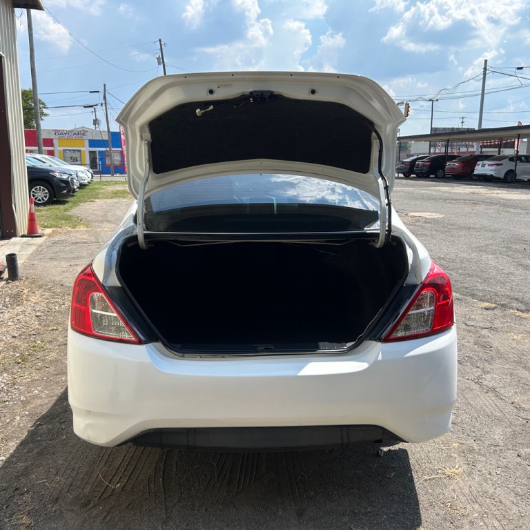 2016 Nissan Versa Image 11