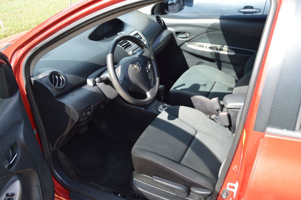2010 Toyota Yaris Image 3