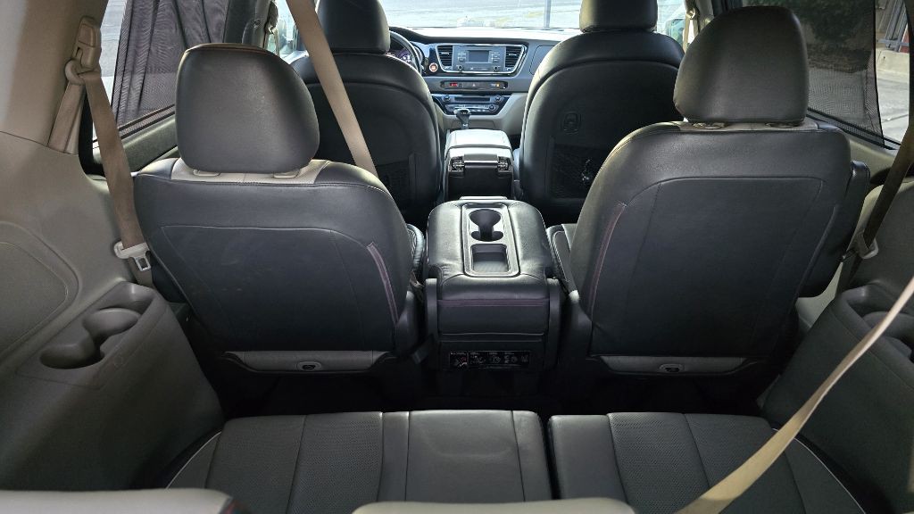 2016 Kia Sedona Image 8