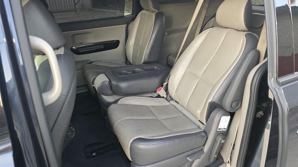 2016 Kia Sedona Image 11
