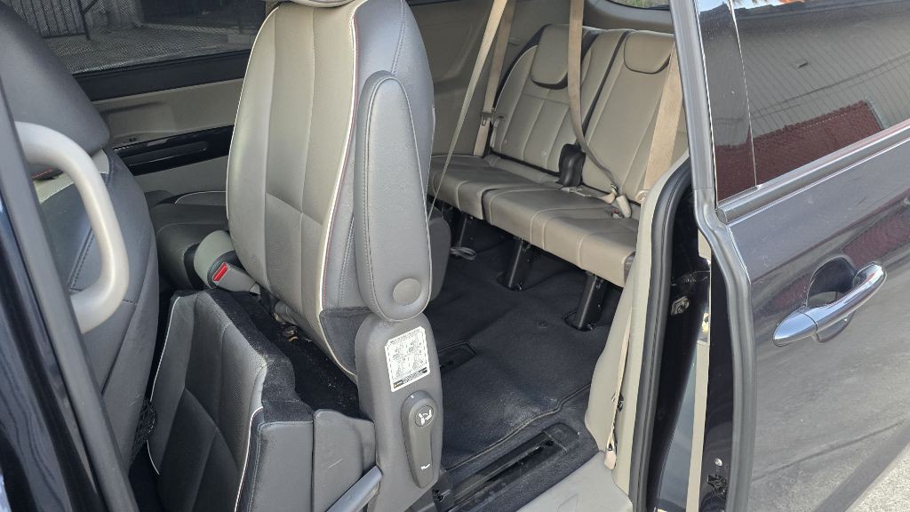 2016 Kia Sedona Image 12