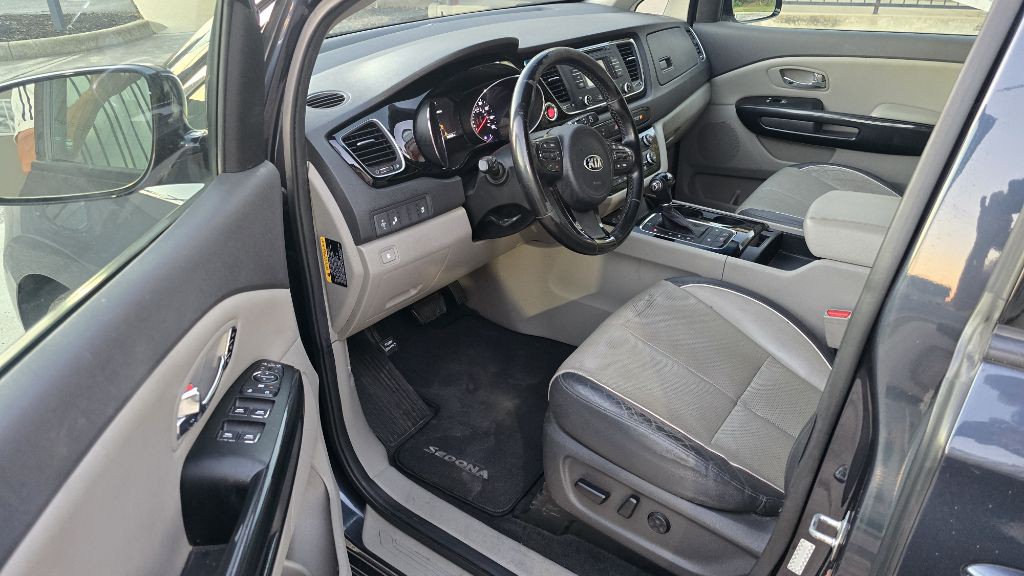 2016 Kia Sedona Image 16