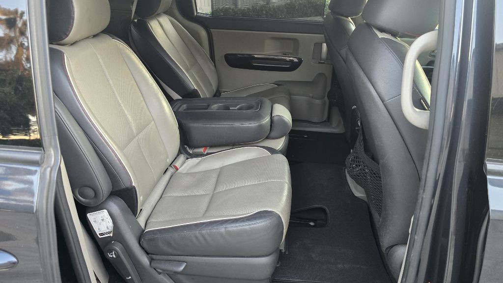 2016 Kia Sedona Image 17