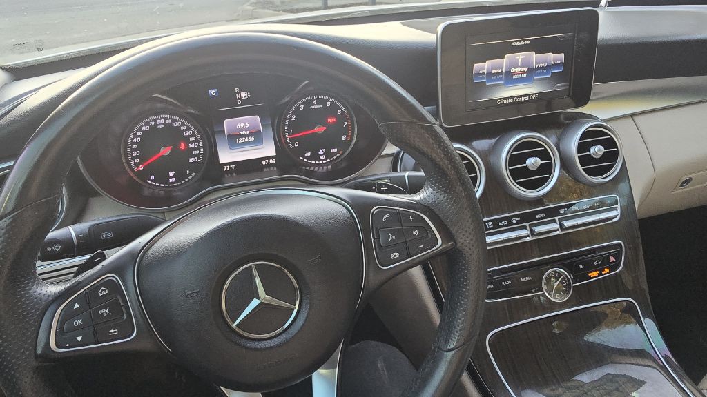 2015 Mercedes-Benz C-Class Image 17
