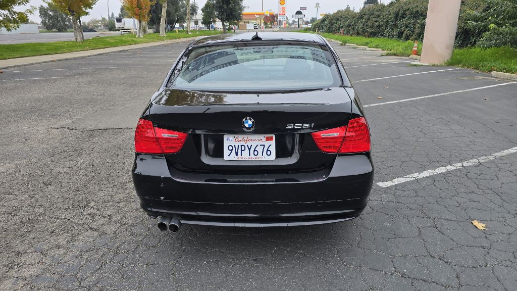 2011 BMW 3 Series Image 4