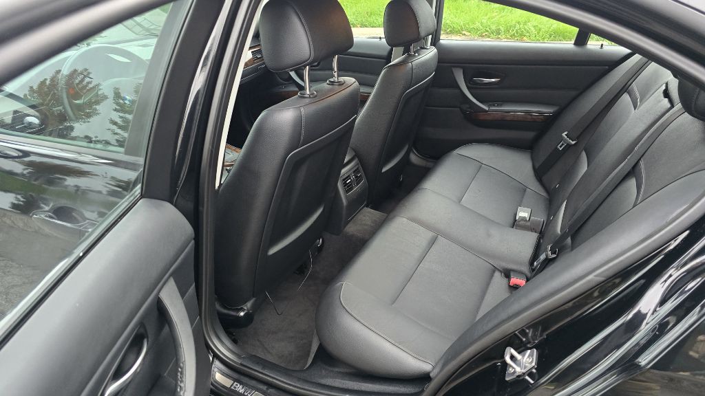 2011 BMW 3 Series Image 9