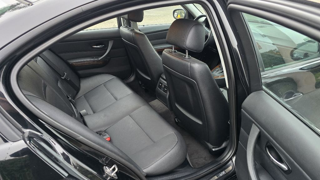 2011 BMW 3 Series Image 12