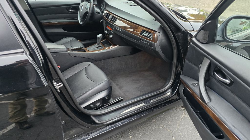 2011 BMW 3 Series Image 14