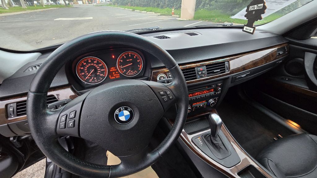 2011 BMW 3 Series Image 16