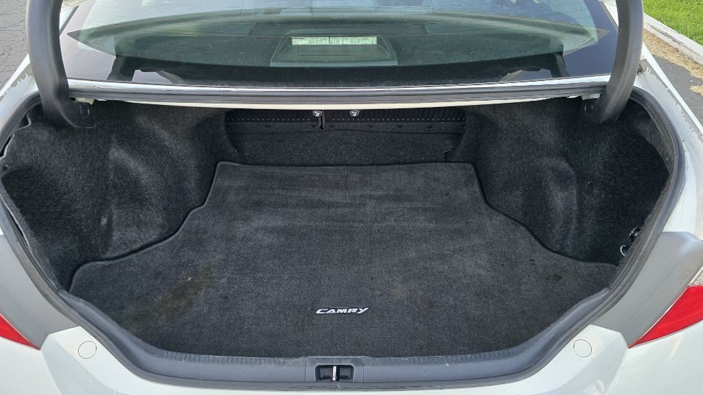 2016 Toyota Camry Image 18