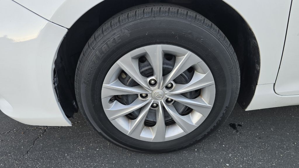 2016 Toyota Camry Image 19