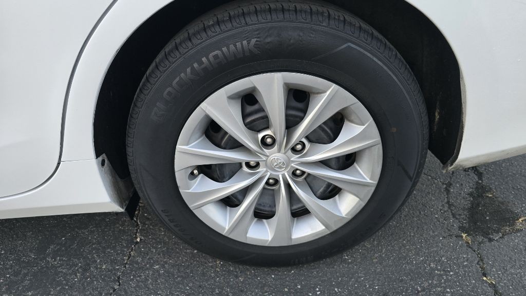 2016 Toyota Camry Image 20