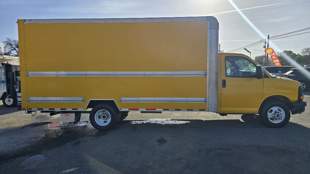 2015 GMC Savana Image 4