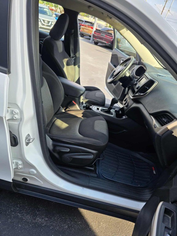 2017 Jeep Cherokee Image 7