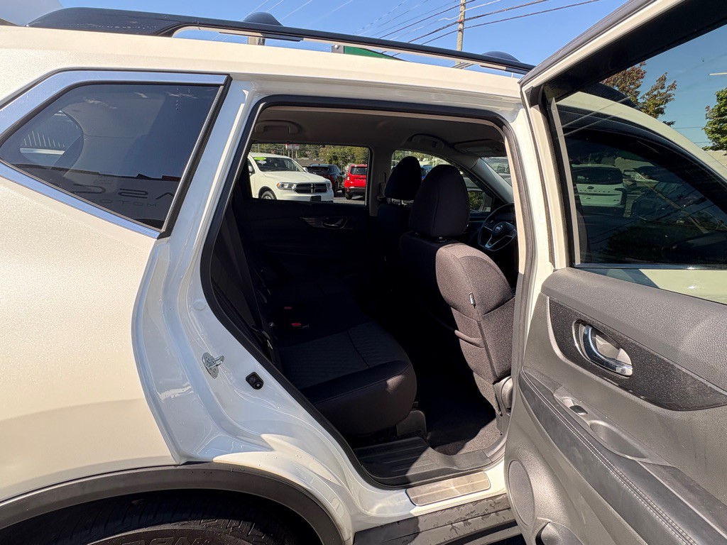2017 Nissan Rogue Image 9