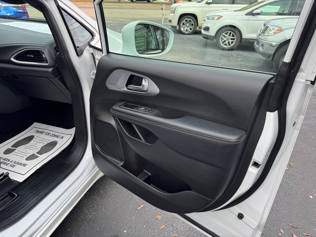 2022 Chrysler Pacifica Image 11