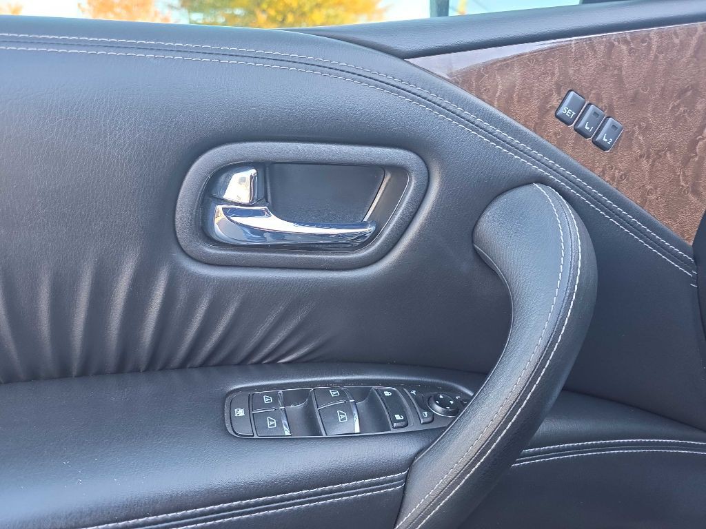 2017 INFINITI QX80 Image 11