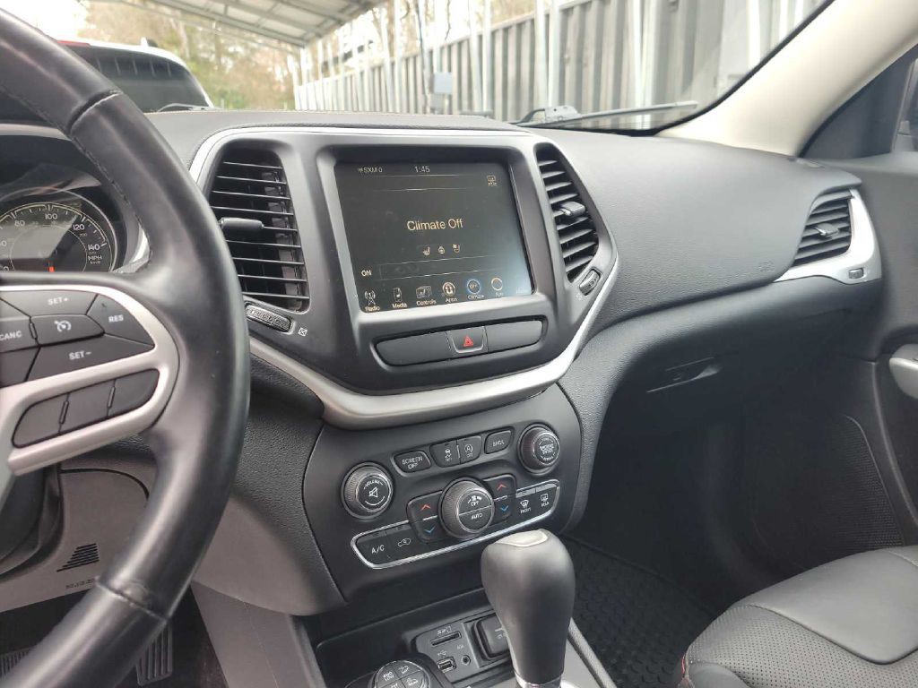 2017 Jeep Cherokee Image 2