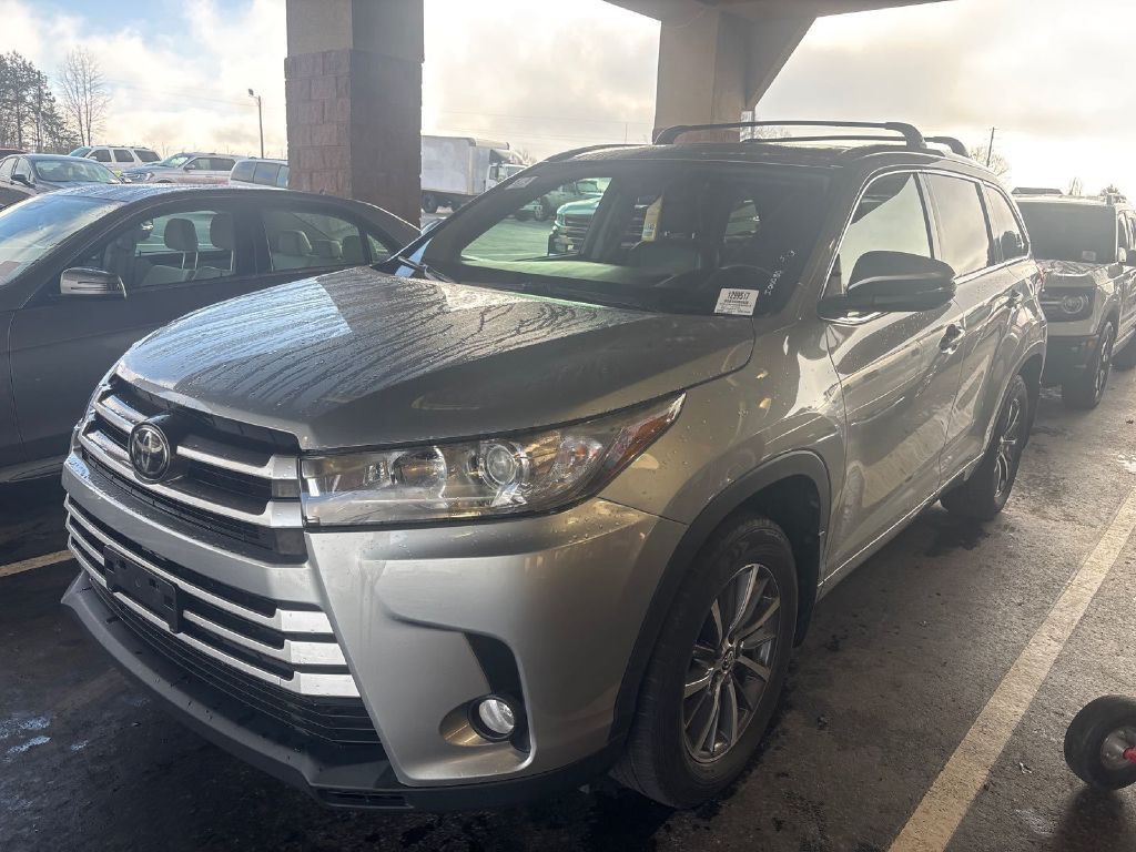 2017 Toyota Highlander Image 1