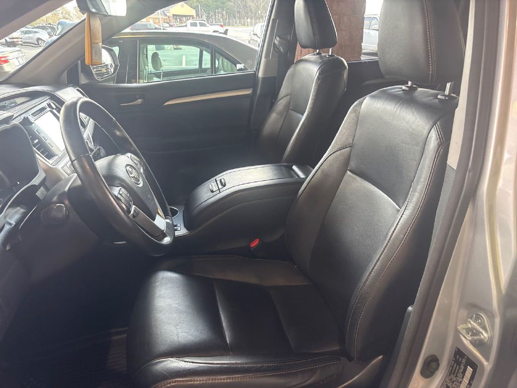 2017 Toyota Highlander Image 6