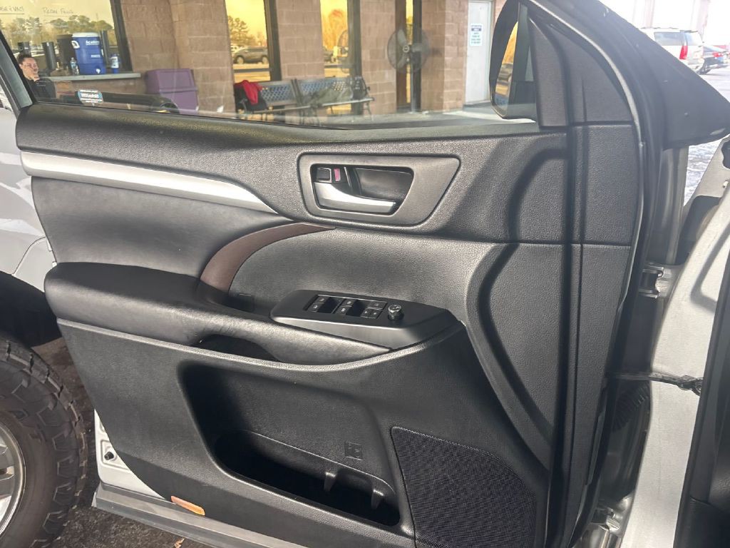 2017 Toyota Highlander Image 12