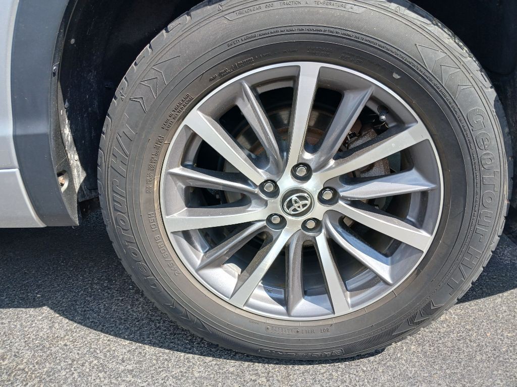 2017 Toyota Highlander Image 17