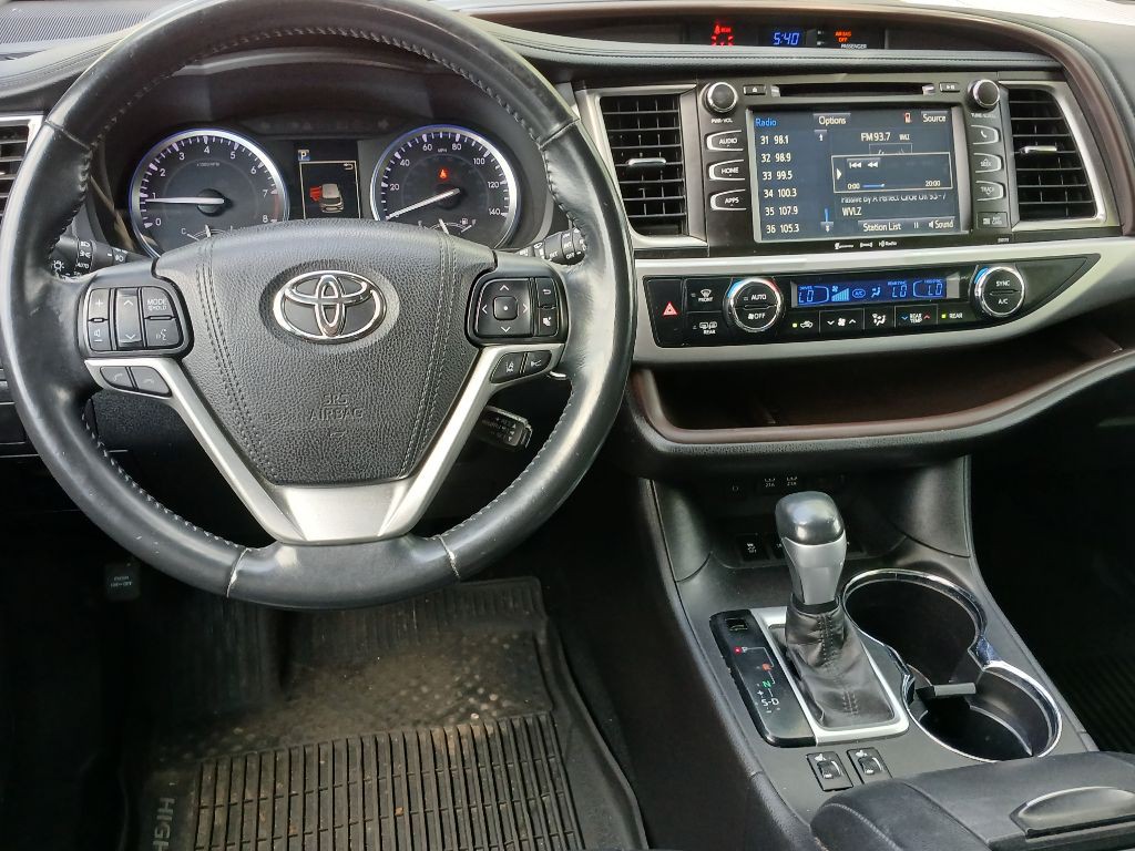 2017 Toyota Highlander Image 2